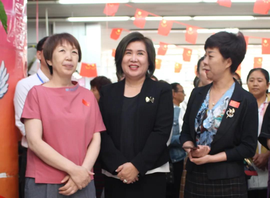 秦皇岛市女企业家协会会长刘洋与河北省妇联副主席吕素维,秦皇岛市