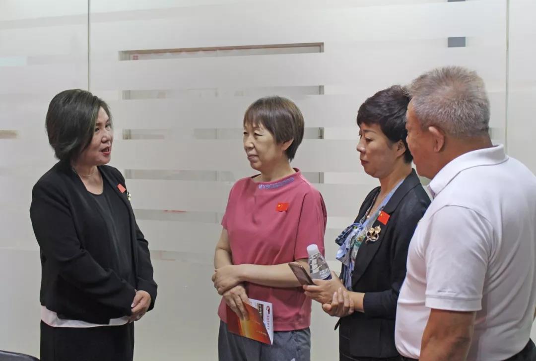 刘洋会长陪同河北省妇联副主席吕素维,秦皇岛市妇联主席单慧英参观